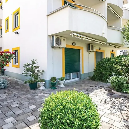 Apartment 2 Bedroom Beautiful In *