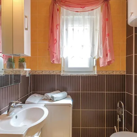 2 Bedroom Beautiful In Makarska