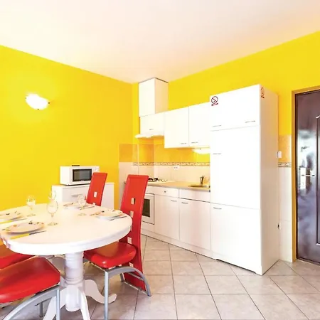 2 Bedroom Beautiful In Apartment Makarska